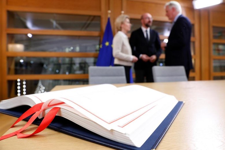 Председатель Европейского совета Шарль Мишель и председатель Европейской комиссии Урсула фон дер Ляйен подписали в Брюсселе соглашение о выходе Великобритании из Европейского союза.