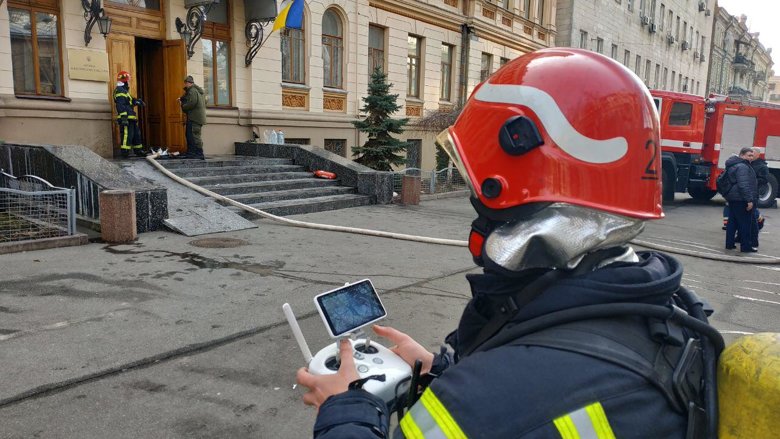 В Киеве из-за пожара из здания Министерства культуры, молодежи и спорта эвакуировали  людей. Пожар площадью 30 кв. м локализован.