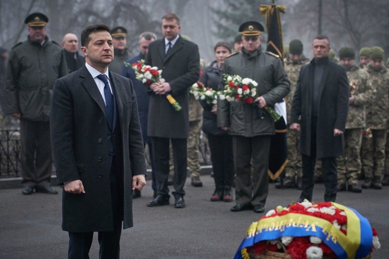 Владимир Зеленский принял участие в церемонии возложения цветов к Памятному кресту Героям Крут.