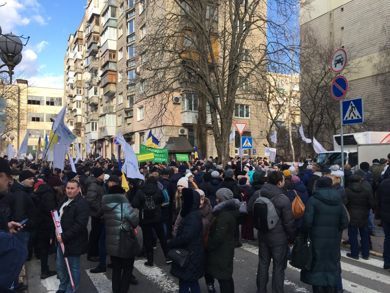 Отставки Артема Сытника с поста директора НАБУ требуют митингующие под Офисом генерального прокурора.