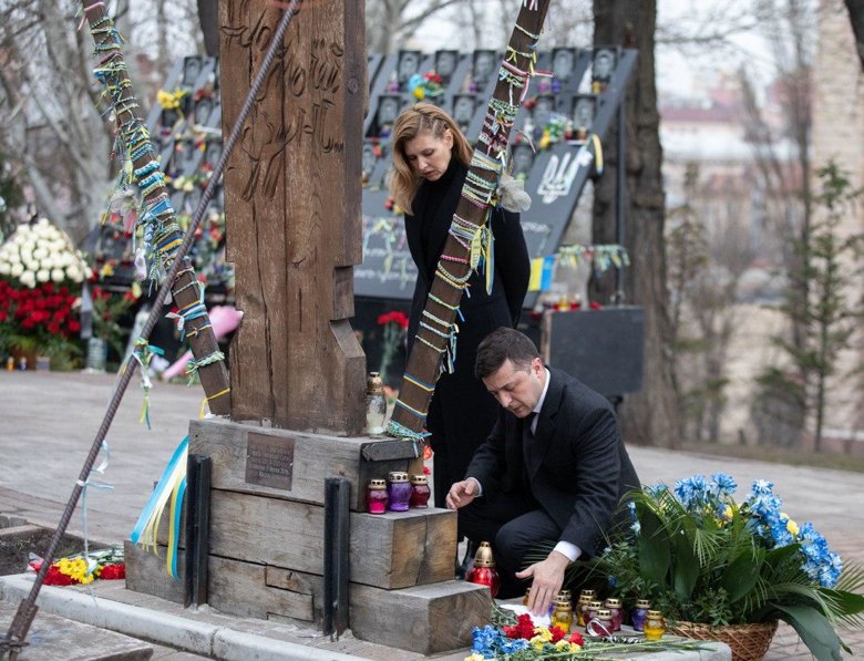 Володимир Зеленський разом із дружиною Оленою взяли участь у церемонії вшанування пам’яті Героїв Небесної сотні.
