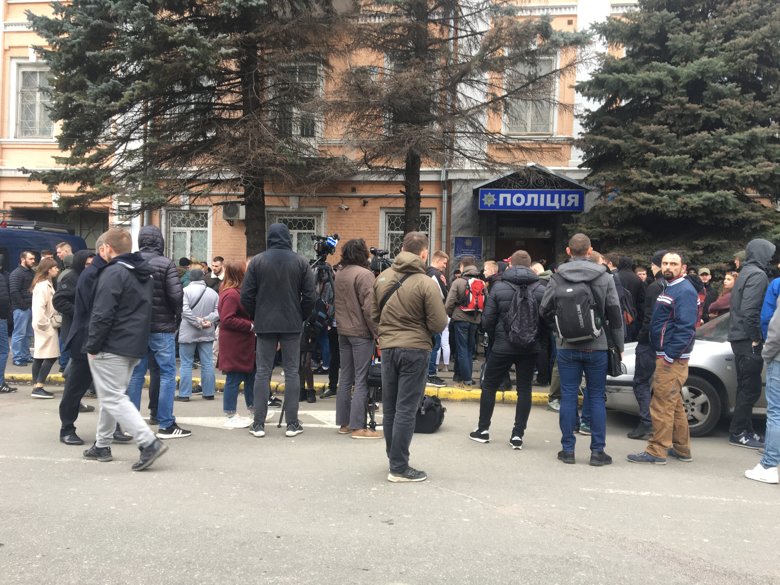Над зданием Нацполиции в Киеве проходит акция – участники требуют освободить задержанных во время нападения на Сивохо.