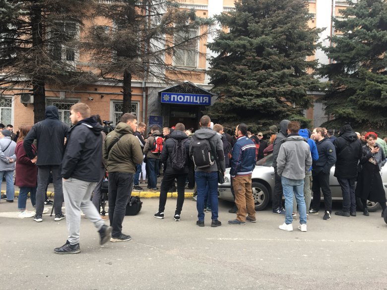 Під будівлею Нацполіції в Києві проходить акція – учасники вимагають звільнити затриманих під час нападу на Сивохо.