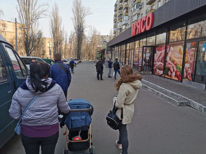 В Киеве Fozzy Group и Novus приняли решение сократить график работы супермаркетов из-за введения ограничений движения общественного транспорта в некоторых городах.