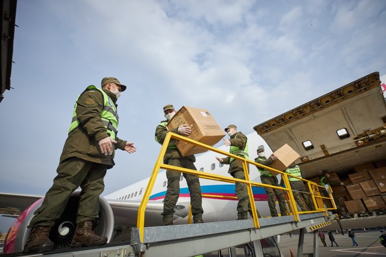 В Украину 29 марта прибыл второй рейс с медицинским инвентарем из Китая. На нем доставлены респираторы, защитные маски и костюмы. Ночью ожидается борт с партией ПЦР-тестов.