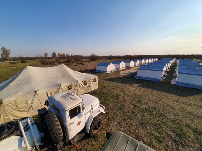 В Днепропетровской области установили первый в Украине лагерь для прохождения обязательной обсервации граждан, которые будут возвращаться из-за границы из-за коронавируса.