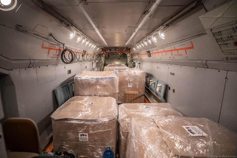 Україна відправила п’ять тон дезінфекційної рідини літаком Національної гвардії України до Риму. Відповідно до указу президента про допомогу Італії в боротьбі з пандемією коронавірусу.