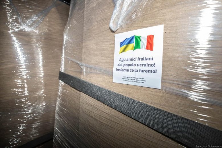 Украина отправила пять тонн дезинфицирующей жидкости самолетом Нацгвардии в Рим. Согласно указу президента о помощи Италии в борьбе с пандемией коронавируса.