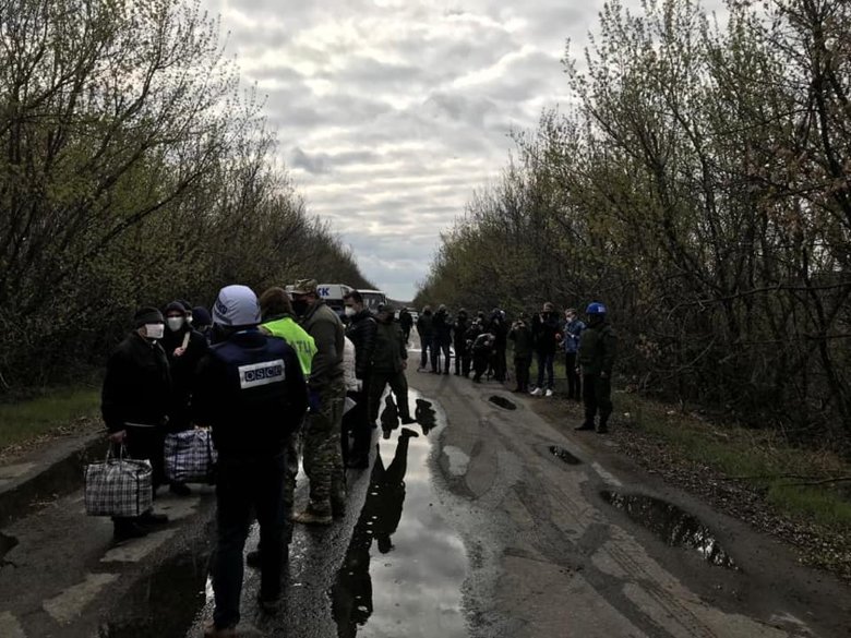 Начался очередной этап взаимного освобождения  удерживаемых лиц.  Украина возвращает 19 своих граждан. Из-за карантинных ограничений украинцы отправляются в обязательную обсервацию.