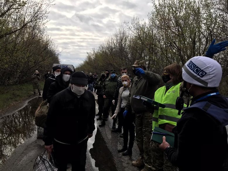 Начался очередной этап взаимного освобождения  удерживаемых лиц.  Украина возвращает 19 своих граждан. Из-за карантинных ограничений украинцы отправляются в обязательную обсервацию.