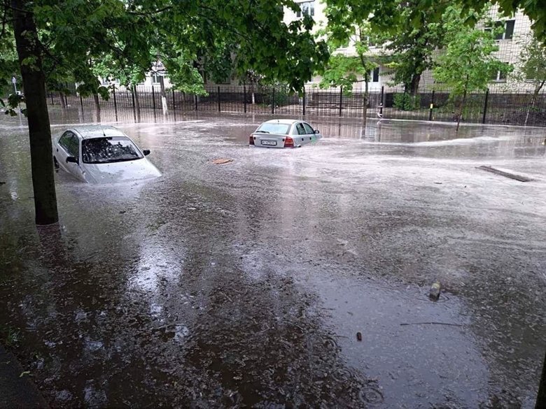 В результате сильного ливня с грозой на многих улицах столицы образовались потоки воды. Так, затопление наблюдалось на улицах Черниговской, Кудряшова и Богдановской.