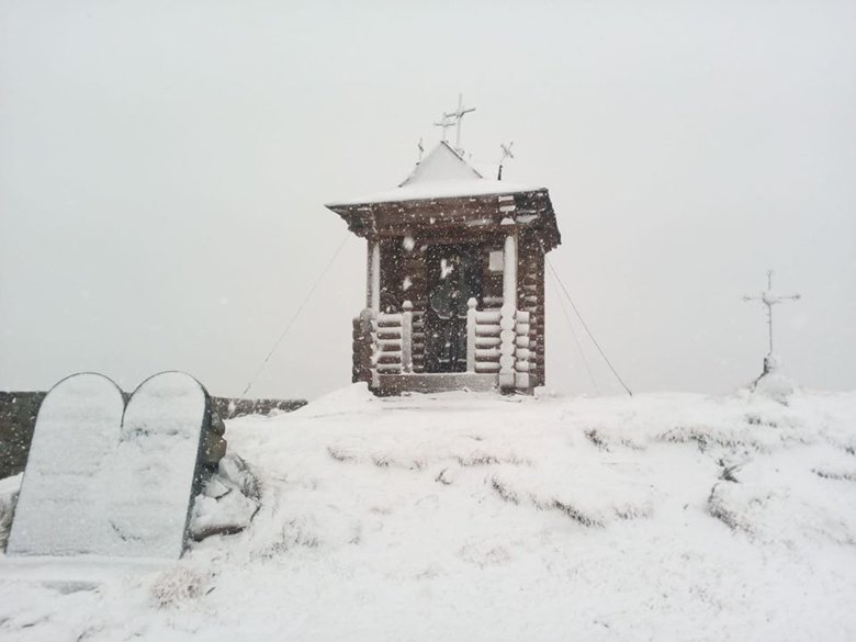 Черногорский горный поисково-спасательный пост сообщает о метели и 15 сантиметрах снега. Синоптики предупреждали об ухудшении погоды.