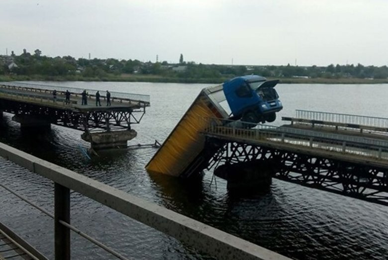В селе Алексеевка Днепропетровской области в момент проезда грузовика обрушился мост. На месте работают спасатели.
