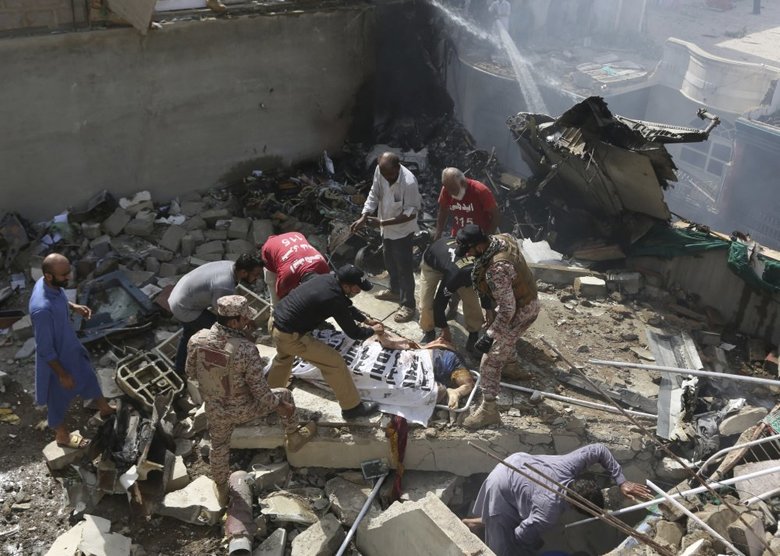 Авиакатастрофа в Пакистане. Погибли все пассажиры Airbus A320 рейса PK-8303 - всего более 100 человек. Первые фото с места аварии.