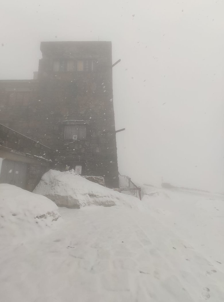 У неділю, 24 травня, в Карпатських горах випав сніг. Видимість на території обмежена до 70 метрів.