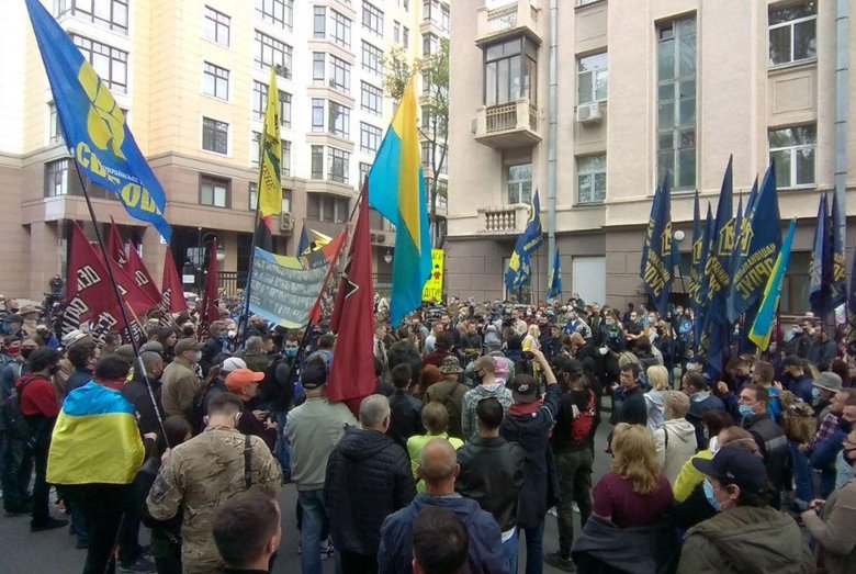 В Киеве и других городах Украины 24 мая прошли акции Стоп реванш, посвященные годовщине президентства Владимира Зеленского.