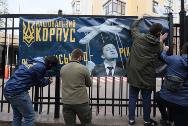 У Києві та інших містах України 24 травня пройшли акції Стоп реванш, присвячені річниці президентства Володимира Зеленського.