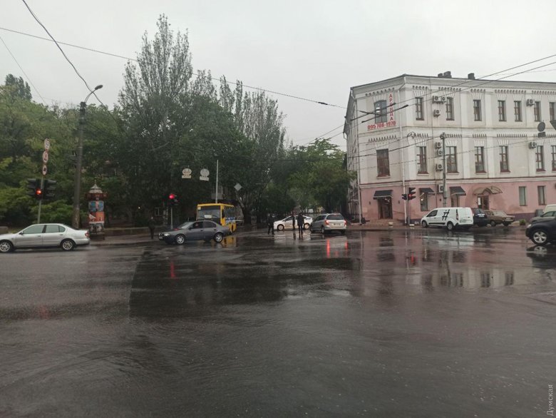 В Одесі через зливу затопило Приморську і Балківську вулиці. Через негоду не працюють або працюють у скороченому форматі трамвайні маршрути.