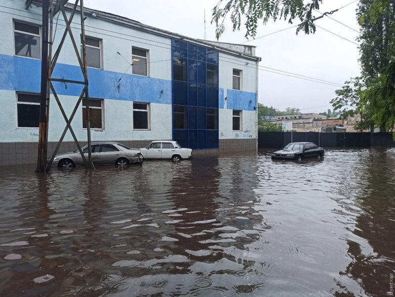 В Одесі через зливу затопило Приморську і Балківську вулиці. Через негоду не працюють або працюють у скороченому форматі трамвайні маршрути.