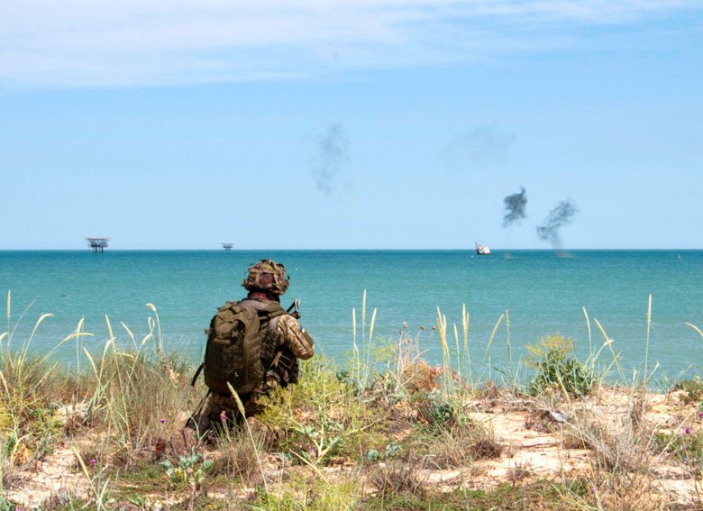 Військові провели тактико-спеціальні навчання з бойовою стрільбою на узбережжі Азовського моря.