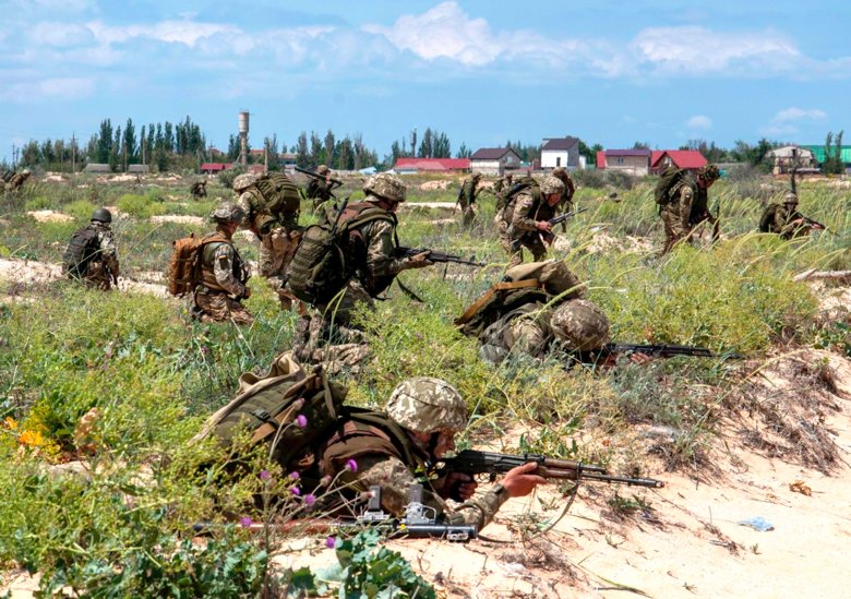 Военные провели тактико-специальные учения с боевой стрельбой на побережье Азовского моря.