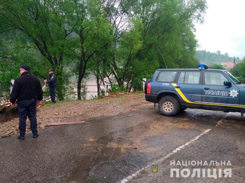 В воскресенье, 13 июня, вследствие внезапного поднятия уровня воды в реке Черемош размыло дороги в нескольких селах в Черновицкой области.