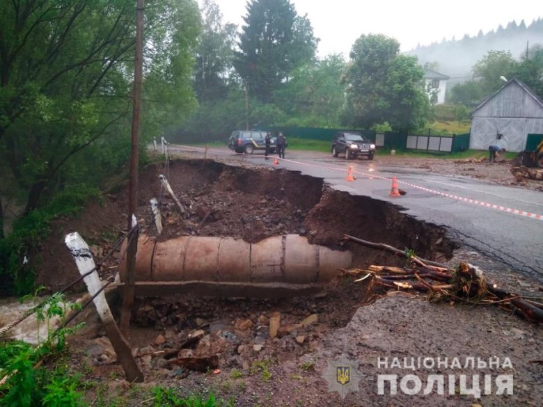 В воскресенье, 13 июня, вследствие внезапного поднятия уровня воды в реке Черемош размыло дороги в нескольких селах в Черновицкой области.