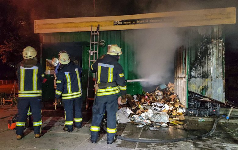 По информации спасателей, ночью в Дарницком районе Киева на улице Ревуцкого, 7-В загорелся овощной металлический павильон возле 9-этажного жилого дома.