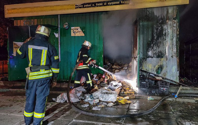 По информации спасателей, ночью в Дарницком районе Киева на улице Ревуцкого, 7-В загорелся овощной металлический павильон возле 9-этажного жилого дома.