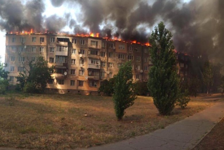 В Новой Каховке Херсонской области днем 5 июля загорелась крыша пятиэтажного жилого дома. Всех жильцов эвакуировали.