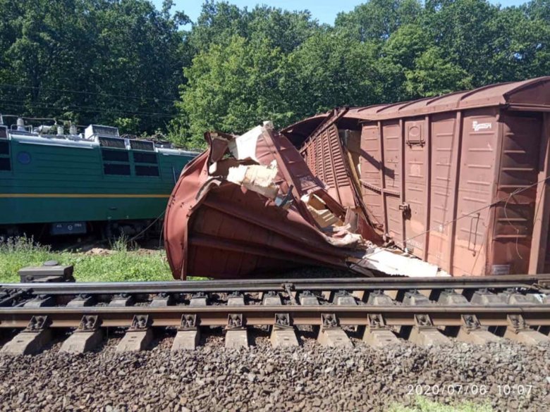 Вантажний поїзд Одеської залізниці зійшов з рейок на станції Чорноліська в Кіровоградській області, зруйнувавши службову будівлю. Машиністів не було в кабіні на момент аварії.