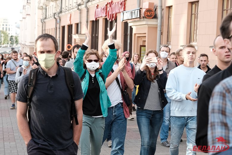 В Минске и других белорусских городах на стихийных акциях в поддержку претендентов в президенты, которых ЦИК не зарегистрировал кандидатами, бойцы ОМОНа задержали более 220 человек.