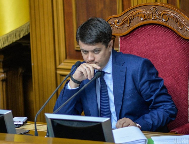 Разумков во время итоговой пресс-конференции для СМИ в парламенте рассказал, что пока не планирует идти в отпуск. По его словам, будут работать и народные депутаты.