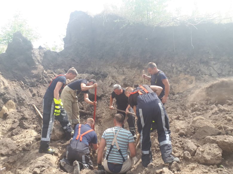 В Володарском районе Киевской области произошел оползень в карьере. Песком засыпало троих мужчин. Двое смогли выбраться.