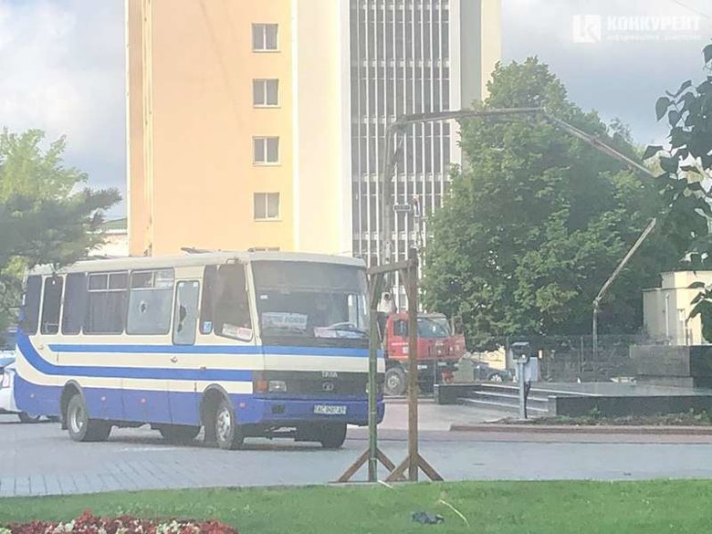 В Луцке мужчина захватил автобус с заложниками. Как видно на фото в нем повреждены окна.  Территория центра города перекрыта для обеспечения безопасности граждан.