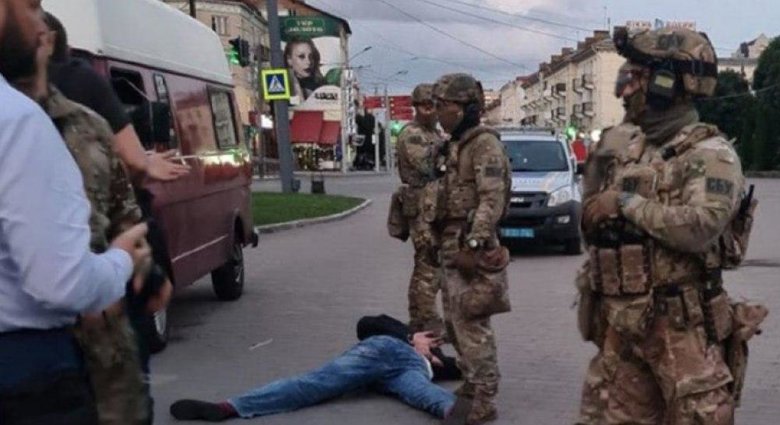 СБУ спільно з Національною поліцією звільнили у Луцьку 13 заручників та затримали терориста.