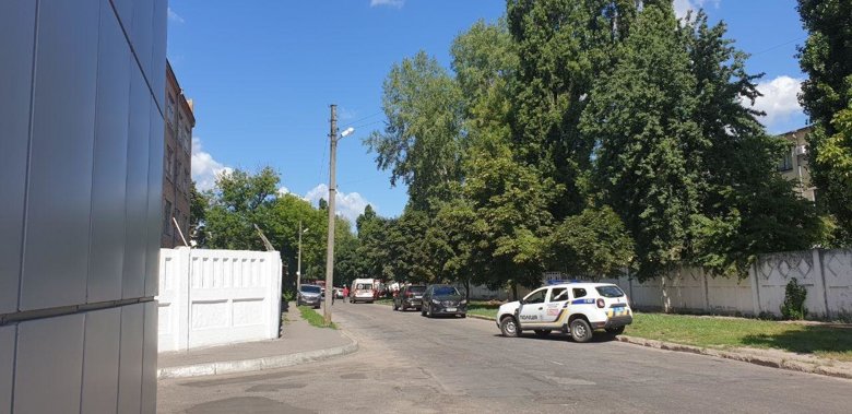 В Полтаве автоугонщик при попытке задержания взял в заложники полицейского. В городе проводится спецоперация Гром.
