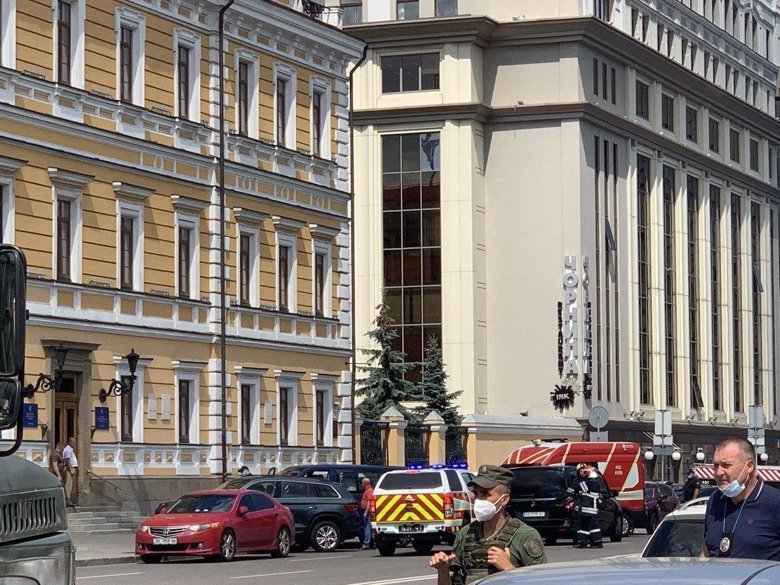 У Києві 3 серпня близько опівдня до відділення АТ Універсал Банк зайшов невідомий і заявив, що у нього в рюкзаку бомба.