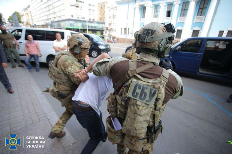 Силовики під час спецоперації захопили чоловіка, який погрожував підірвати відділення банку в Києві в БЦ Леонардо.