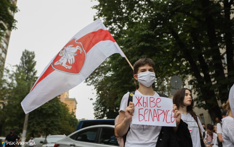 У понеділок, 10 серпня, під посольством Білорусі в Києві почали палити фаєри та викрикувати патріотичні білоруські гасла.