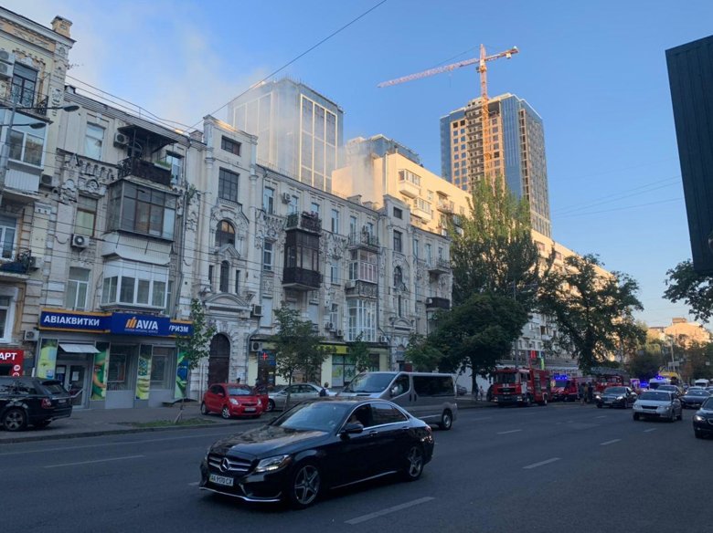 В среду, 19 августа, в Киеве горит здание вблизи костела святого Николая. Виден дым на крыше здания. Также к месту пожара приехали три пожарные машины.