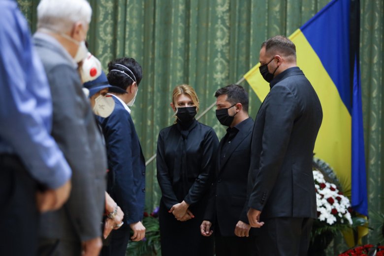 На прощание пришли президент Украины Владимир Зеленский с супругой, глава Офиса президента Андрей Ермак и первый президент Украины Леонид Кравчук.