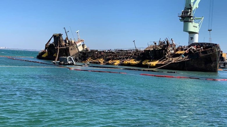 Молдавский танкер Delfi, потерпевший крушение осенью 2019 года у берегов Одессы, поставили на киль.