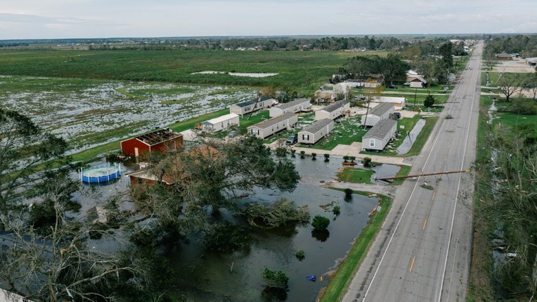 Американские штаты Луизиана и Техас пострадали от одного из самых сильных ураганов в истории страны Лаура. Известно по меньшей мере, шесть погибших и 900 тыс. зруйнових домов.