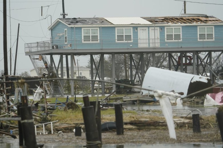 Число погибших в результате урагана «Лаура», который накануне пронесся по американскому штату Луизиана, возросло до 16 человек. Без электричества и воды остаются сотни тысяч людей.