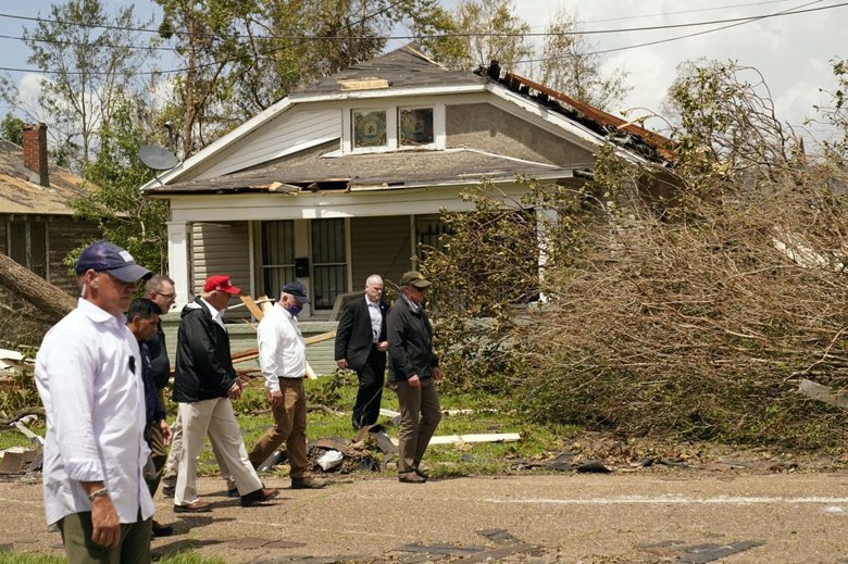 Число погибших в результате урагана «Лаура», который накануне пронесся по американскому штату Луизиана, возросло до 16 человек. Без электричества и воды остаются сотни тысяч людей.