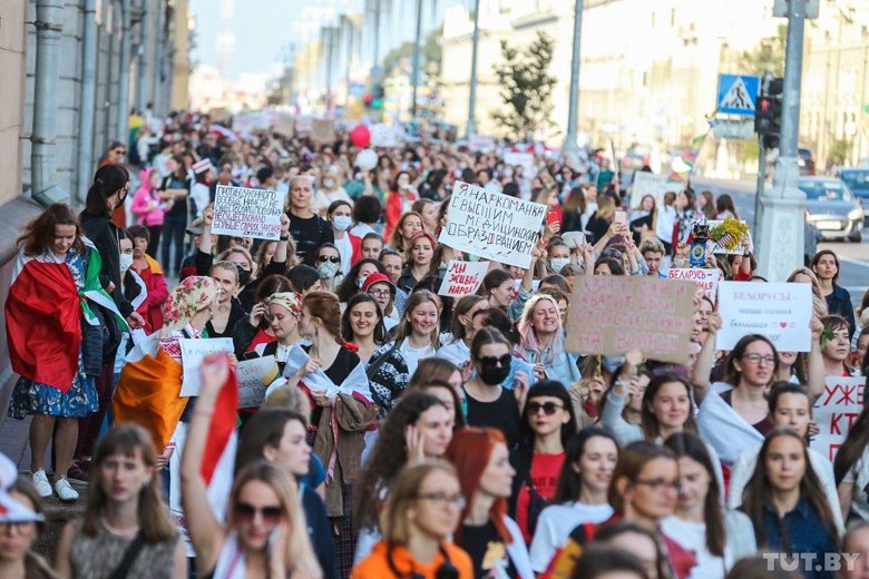 В столице Беларуси сегодня проходит акция протеста «Женский марш мира» из-за задержаний и пыток митингующих. Также на протесты вышли и минские студенты.