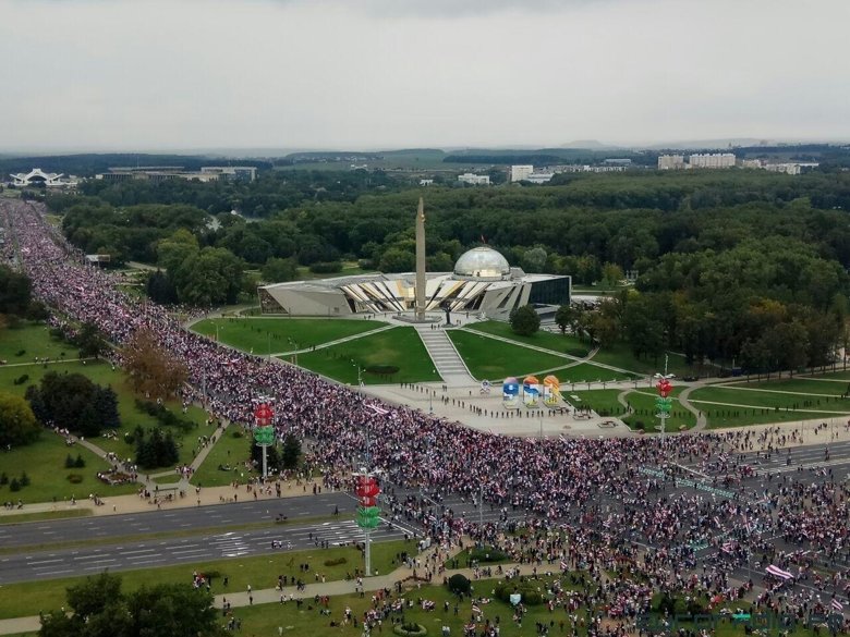 В белорусском Гродно 6 сентября начались стычки протестующих с ОМОН. Во время разгона людей  силовики применили слезоточивый газ. Также снова сообщается о новых задержаниях.