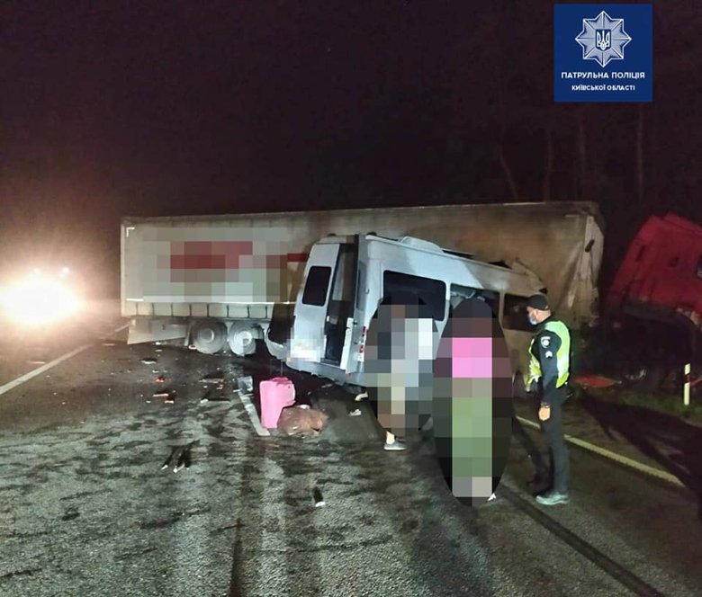 На автодороге Киев - Харьков произошла авария с участием двух грузовиков, микроавтобуса и легкового автомобиля. Погибли 5 человек и 20 получили травмы.