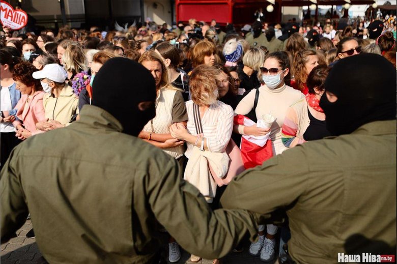 Білоруські силовики провели силовий розгін жіночої акції протесту у центрі Мінська, кілька десятків людей затримали.